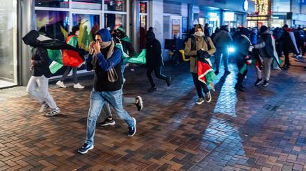 Demonstranten laufen mit palästinensischen Fahnen bei einer propalästinensischen Demonstration während des Spiels Ajax Amsterdam gegen Maccabi Tel-Aviv am Anton de Komplein.