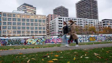 An der East Side Galerie am Ostbahnhof prangen bis heute aufwendige Kunstwerke auf dem Beton, inzwischen mehrfach saniert.