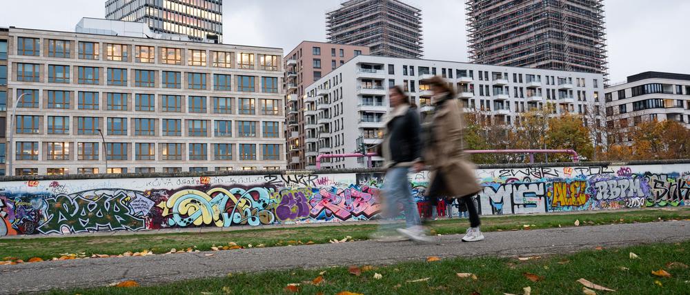 An der East Side Galerie am Ostbahnhof prangen bis heute aufwendige Kunstwerke auf dem Beton, inzwischen mehrfach saniert.