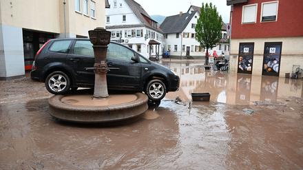 Das Hochwasser im Juni dieses Jahres hat in Ruderberg (Baden-Württemberg) ein Auto weggespült. (Archivbild) 