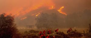 Feuerwehrleute kämpfen gegen das „Mountain Fire“ in Kalifornien.