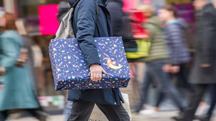 Die allermeisten Tarifbeschäftigten in Deutschland bekommen ein Weihnachtsgeld.