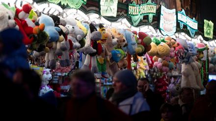 Nordrhein-Westfalen, Soest: Kuscheltiere hängen an einer Schießbude auf der Allerheiligenkirmes in der Altstadt. Das traditionsreiche Fest ist nach Veranstalterangaben die größte Innenstadtkirmes Europas. Zu dem Volksfest mitten in der historischen Soester Altstadt werden bis Sonntag rund eine Million Besucher erwartet. 