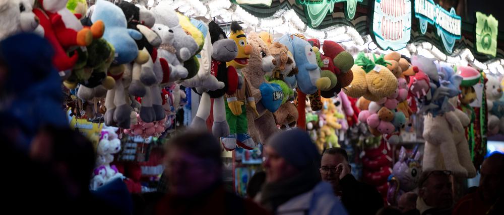 Nordrhein-Westfalen, Soest: Kuscheltiere hängen an einer Schießbude auf der Allerheiligenkirmes in der Altstadt. Das traditionsreiche Fest ist nach Veranstalterangaben die größte Innenstadtkirmes Europas. Zu dem Volksfest mitten in der historischen Soester Altstadt werden bis Sonntag rund eine Million Besucher erwartet. 