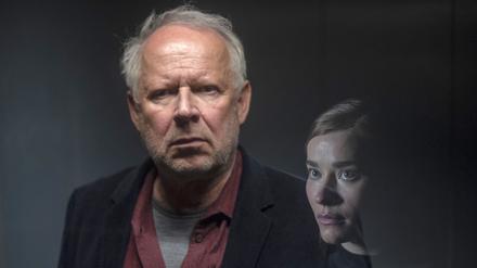 ARD/NDR TATORT: BOROWSKI UND DAS EWIGE MEER, am Sonntag (10.11.24) um 20:15 Uhr im ERSTEN. Bleibt Rätselhaft: Zenaida (Milena Tscharntke). © NDR/Thorsten Jander, honorarfrei - Verwendung gemäß der AGB im engen inhaltlichen, redaktionellen Zusammenhang mit genannter NDR-Sendung und bei Nennung "Bild: NDR/Thorsten Jander" (S2+). NDR Presse und Information/Fotoredaktion, Tel: 040/4156-2306 oder -2305, pressefoto@ndr.de