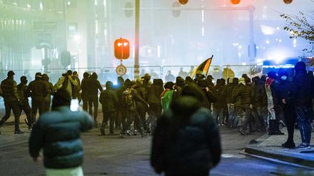 Rund um das Fußballspiel in Amsterdam kam es zu gewaltsamen Ausschreitungen. 