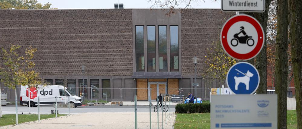 Neubau Dreifeldsporthalle Luftschiffhafen Potsdam. Fertigstellung verzögert sich.