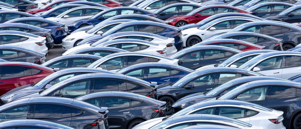 Teslas: Im deutschen Markt für reine Elektroautos fällt die Marke derzeit zurück. (Archivbild)