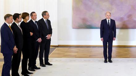 Bundeskanzler Olaf Scholz (Mitte) bei der Entlassung der Minister aus Reihen der FDP.