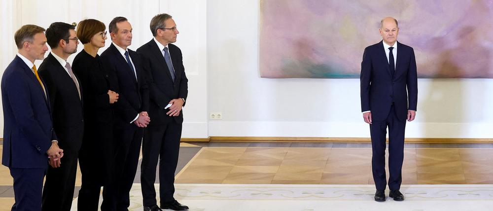 Bundeskanzler Olaf Scholz (Mitte) bei der Entlassung der Minister aus Reihen der FDP.