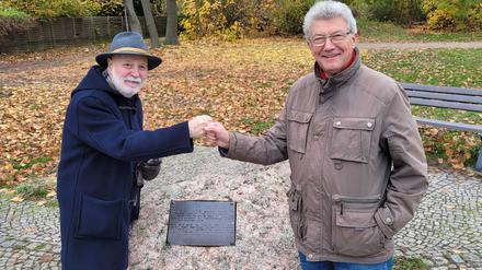 Zwei Männer, ein Wille. Bodo Manegold (l.) und Udo Haase am Gedenkstein der Maueröffnung vom 3. Januar 1990 zwischen Neukölln und Großziethen. 