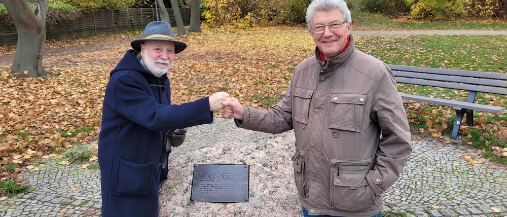 Zwei Männer, ein Wille. Bodo Manegold (l.) und Udo Haase am Gedenkstein der Maueröffnung vom 3. Januar 1990 zwischen Neukölln und Großziethen.