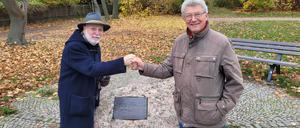 Zwei Männer, ein Wille. Bodo Manegold (l.) und Udo Haase am Gedenkstein der Maueröffnung vom 3. Januar 1990 zwischen Neukölln und Großziethen. 