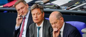 Vergangene Zeiten: Im Sommer saßen Scholz, Habeck und Lindner (von rechts nach Links) noch gemeinsam auf der Regierungsbank im Deutschen Bundestag.