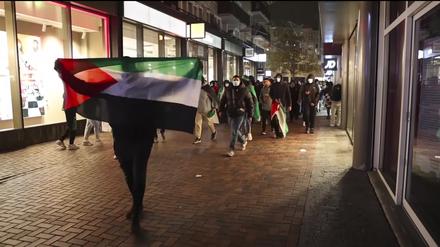 Demonstranten mit palästinensischen Fahnen in der Nähe des Stadions von Ajax Amsterdam. 