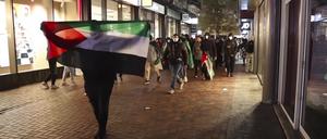 Demonstranten mit palästinensischen Fahnen in der Nähe des Stadions von Ajax Amsterdam. 