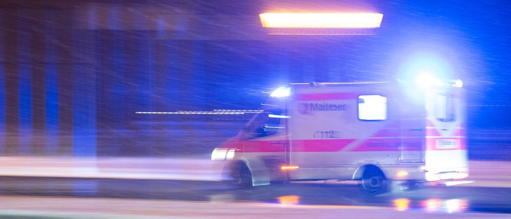 Ein 68-Jähriger wird in Berlin-Wilmersdorf angefahren und schwer verletzt. Bei der Fahndung nach dem geflüchteten Unfallfahrer sucht die Polizei jetzt Zeugen. (Symbolbild)