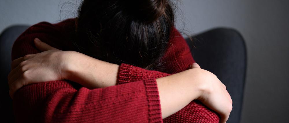 Mehrere Studien belegen, dass Kinder und Jugendliche in der Corona-Zeit besonders gelitten haben und Depressionen und Essstörungen zunahmen, vor allem bei Mädchen (Symbolbild).