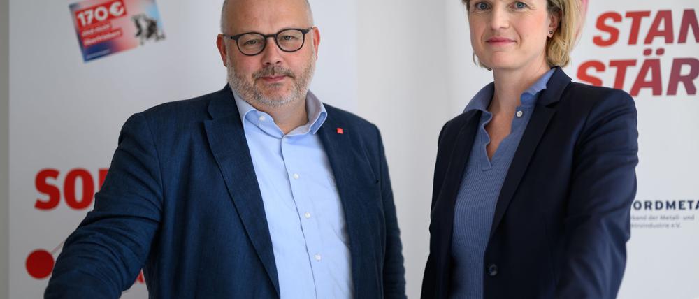 Peilen Pilotabschluss an: Daniel Friedrich (Bezirksleiter IG Metall Küste) und Lena Ströbele (Tarifverhandlungsführerin Nordmetall)