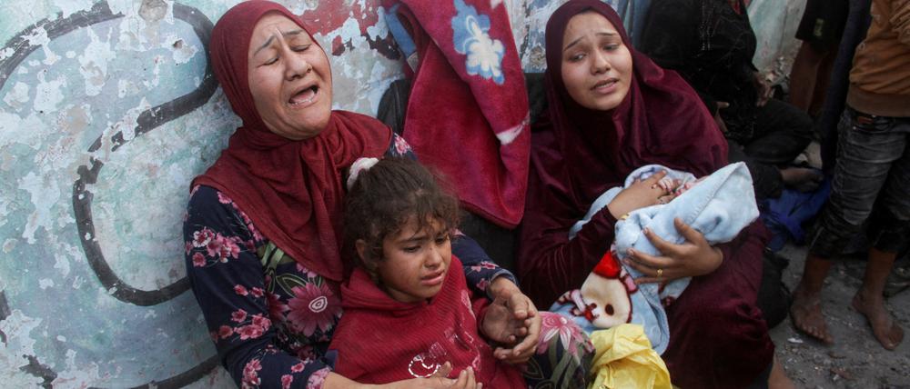 Palästinenser reagieren, nachdem eine Schule, in der Vertriebene untergebracht sind, von einem israelischen Angriff getroffen wurde, im Lager Beach in Gaza-Stadt, 7. November 2024.