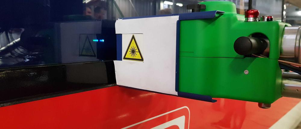 Die Bahn behandelt in der Werkstatt Berlin-Lichtenberg die Fenster von Regionalzügen mit Laser für besseren Handy-Empfang.