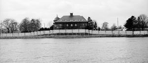 Die charakteristische Villa Kampffmeyer in der Berliner Vorstadt wurde eingezwängt von den Mauersegmenten am Havelufer.