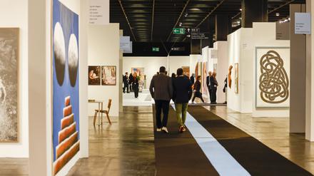 Blick in die Stände der Kunstmesse Art Cologne während der Eröffnung.