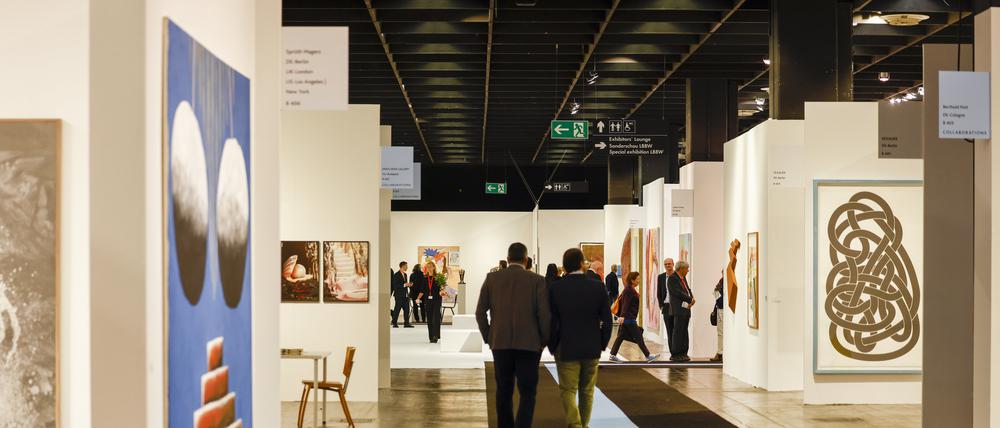 Blick in die Stände der Kunstmesse Art Cologne während der Eröffnung.