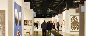 Blick in die Stände der Kunstmesse Art Cologne während der Eröffnung.