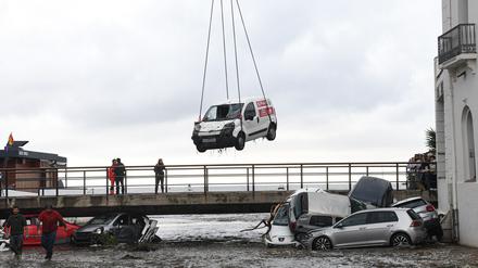 Die Autos werden in Cadaqués bereits geborgen.