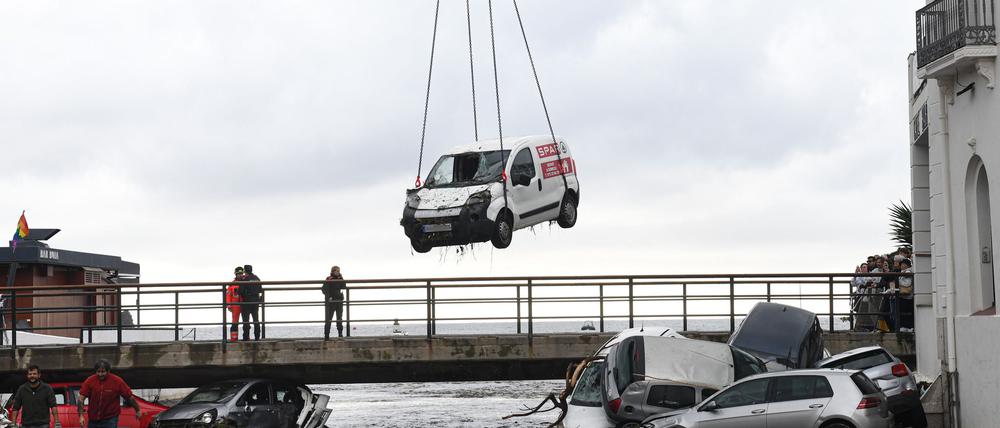 Die Autos werden in Cadaqués bereits geborgen.