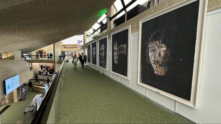 Das von Sotheby’s herausgegebene Handout zeigt ein Porträt von Alan Turing erstellt von einem Ai-Da-Roboter. Erstmals versteigert ein bekanntes Auktionshaus ein Bild, das ein Roboter gemalt hat.