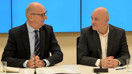 Brandenburgs SPD-Ministerpräsident Dietmar Woidke und der BSW-Landesvorsitzende Robert Crumbach zeigen sich zuversichtlich über die Koalitionsgespräche. (Archivbild)