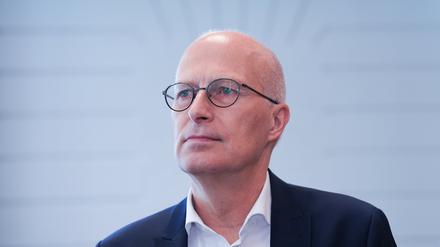 Peter Tschentscher (SPD), Erster Bürgermeister von Hamburg, steht während eines Besuchs bei der Deutschen Presse-Agentur in einem Redaktionsraum. 