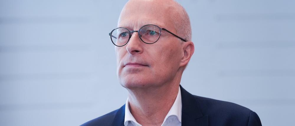 Peter Tschentscher (SPD), Erster Bürgermeister von Hamburg, steht während eines Besuchs bei der Deutschen Presse-Agentur in einem Redaktionsraum. 
