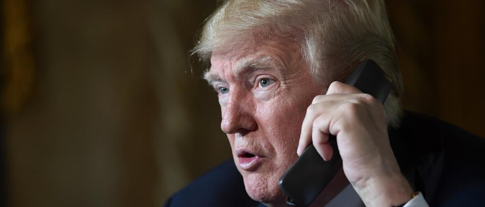 Donald Trump, Präsident der USA, bei einer seiner Lieblingsbeschäftigungen: Telefonieren.