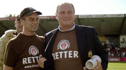 Im Jahr 2003 rettete Uli Hoeneß (re.) den FC St. Pauli, hier neben dem damaligen Präsidenten des Kiezklubs, Corny Littmann, durch ein Benefizspiel.