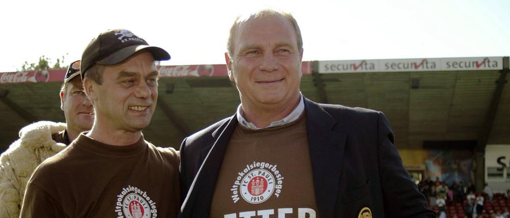 Im Jahr 2003 rettete Uli Hoeneß (re.) den FC St. Pauli, hier neben dem damaligen Präsidenten des Kiezklubs, Corny Littmann, durch ein Benefizspiel.