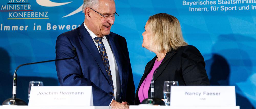Es gibt noch einiges zu klären zwischen Joachim Herrmann (l) und Nancy Faeser (r).