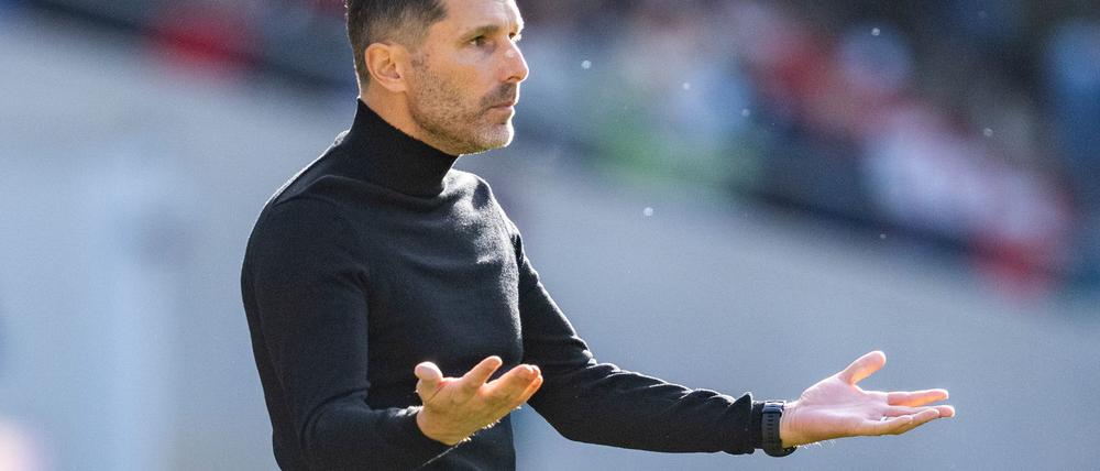 96-Coach Stefan Leitl wundert sich über die Ansetzungen in der Zweiten Liga.