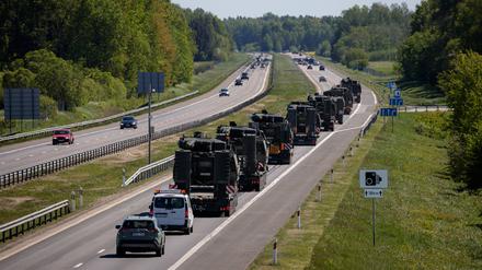 Bundeswehrkonvoi auf der Autobahn. 