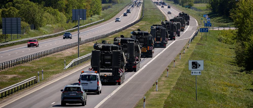 Bundeswehrkonvoi auf der Autobahn. 