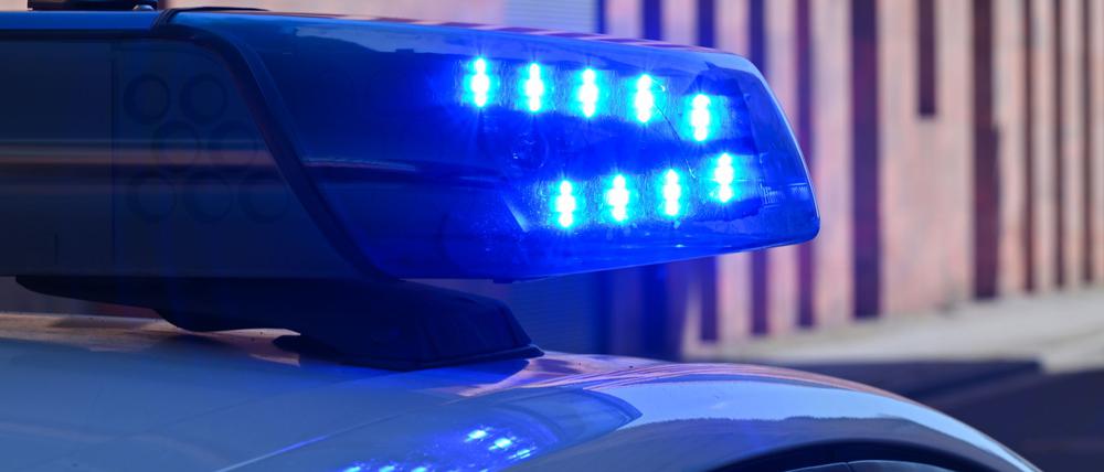 Mit einem vorgehaltenen waffenähnlichen Gegenstand zwingt ein maskierter Mann die Mitarbeiterinnen eines Discountmarktes in Friesack (Havelland) den Tresor zu öffnen. Mit dem erbeuteten Geld entkommt er unerkannt. (Symbolbild)