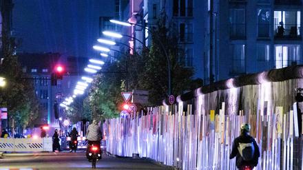 Ein Teilstück einer Open-Air-Installation aus Nachbildungen historischer Transparente und neu gestalteter Schilder aus den Jahren der Demonstrationen von 1989-1990.