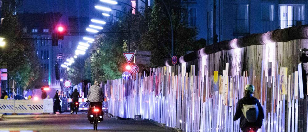 Ein Teilstück einer Open-Air-Installation aus Nachbildungen historischer Transparente und neu gestalteter Schilder aus den Jahren der Demonstrationen von 1989-1990.