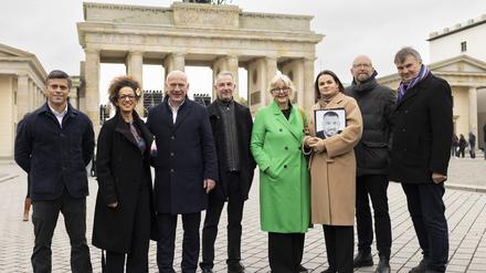 Bürgerrechtler und Freiheitskämpfer aus aller Welt sind zum 35. Mauerfall-Jubiläum in Berlin. Von links nach rechts: Leopoldo López, Masih Alinejad, Kai Wegner, Frank Ebert, Marianne Birthler, Swjatlana Zichanouskaja, Moritz van Dülmen und Burkhard Kieker. 