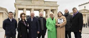 Bürgerrechtler und Freiheitskämpfer aus aller Welt sind zum 35. Mauerfall-Jubiläum in Berlin. Von links nach rechts: Leopoldo López, Masih Alinejad, Kai Wegner, Frank Ebert, Marianne Birthler, Swjatlana Zichanouskaja, Moritz van Dülmen und Burkhard Kieker. 