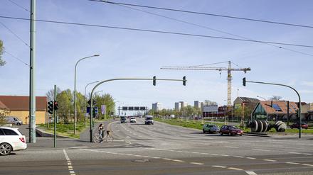 Die heutige Situation an der großflächigen Kreuzung mit vielen Fahrspuren.