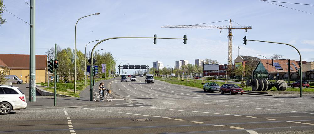 Die heutige Situation an der großflächigen Kreuzung mit vielen Fahrspuren.