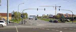 Die heutige Situation an der großflächigen Kreuzung mit vielen Fahrspuren.